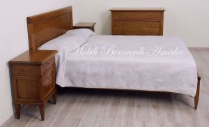 Letto classico matrimoniale in noce massiccio con pediera bassa